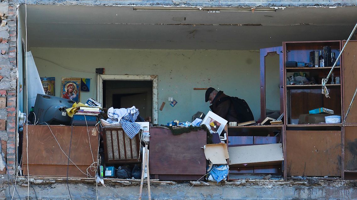 Zerstörte Wohnungen eines fünfstöckigen Wohnhauses im Kiewer Stadtviertel Vynohradar. Das Foto wurde am heutigen Freitag aufgenommen.