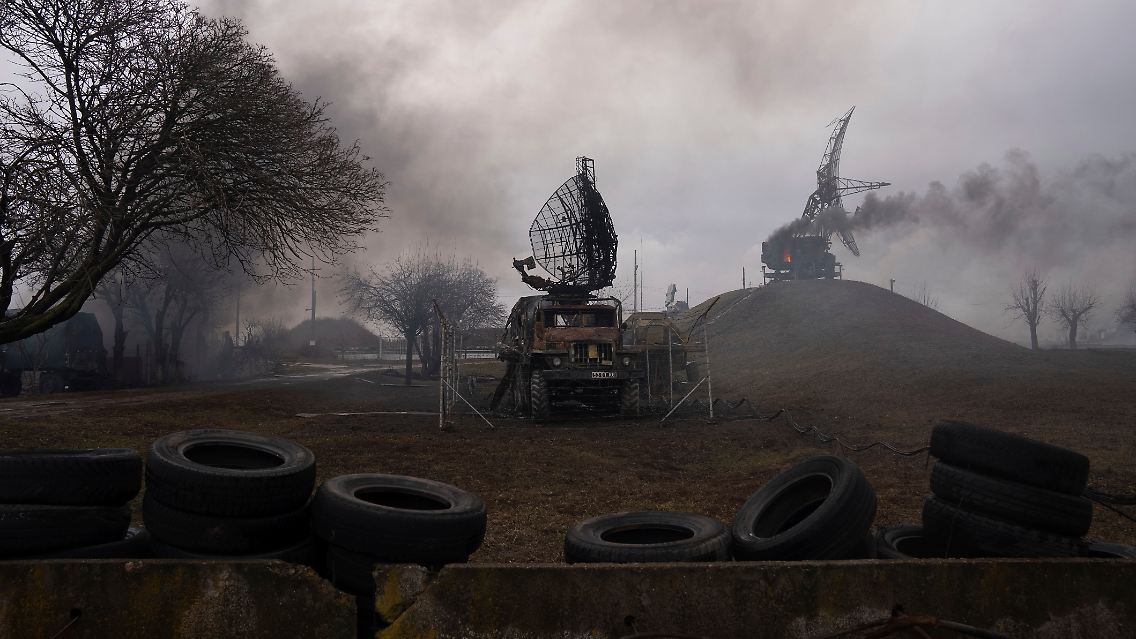 24. Februar, Kriegsbeginn. Die Russen überfallen die Ukraine und zerstören in Mariupol eine Radaranlage.