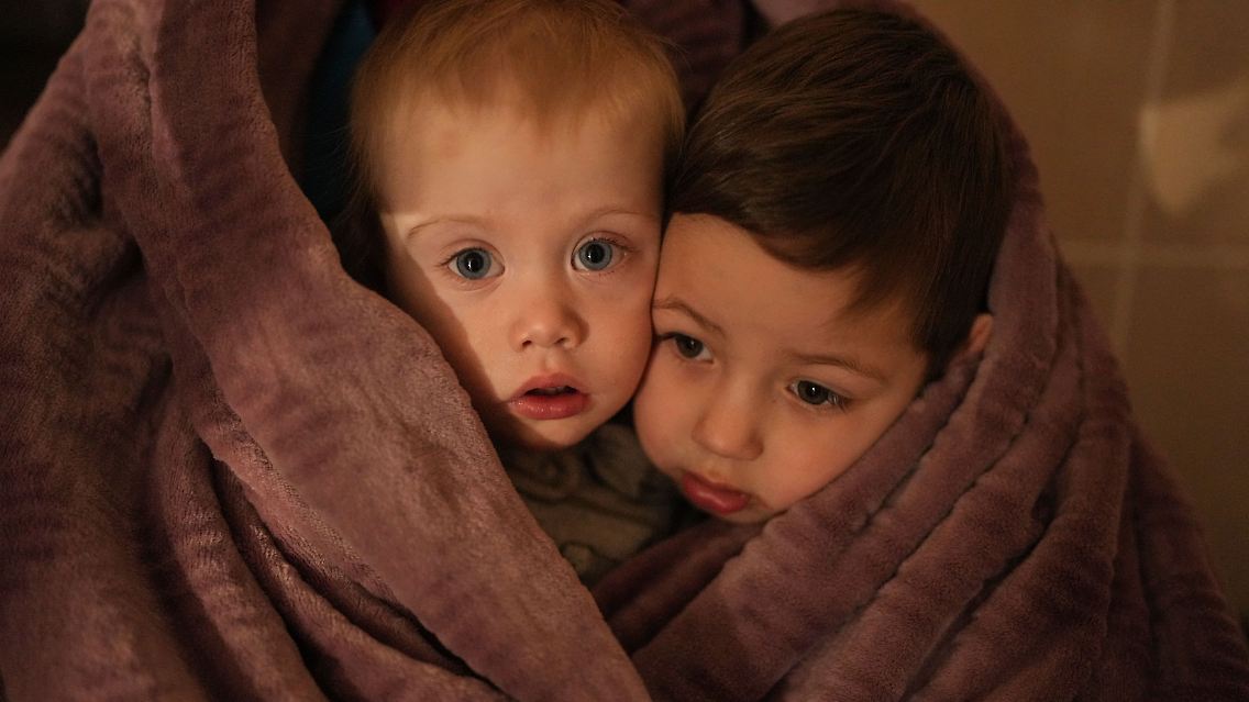 Zwei Kinder von Mitarbeitern eines Krankenhauses in Mariupol warten am 4. März unter einer Decke auf ihre Eltern. Was aus ihnen geworden ist, wissen wir nicht.