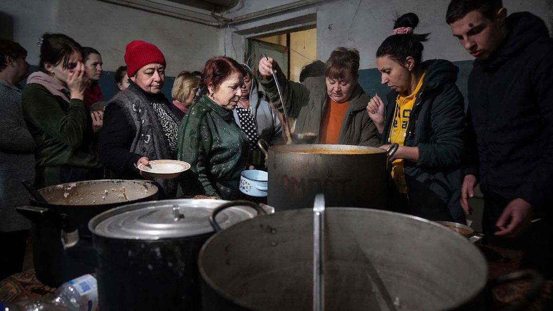 Warmes Essen in einem Schutzkeller in Mariupol am 7. März.