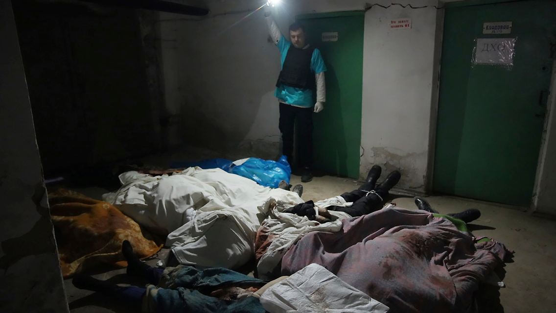 Tote Kinder und Erwachsene im Keller des Krankenhauses Nummer 3 in Mariupol.