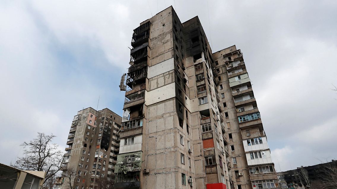 Ein zerstörtes Hochhaus in Mariupol. Das Foto wurde am heutigen Freitag aufgenommen.