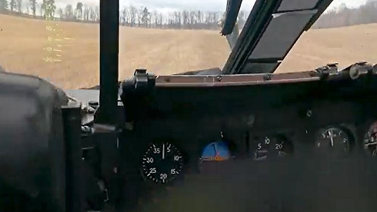 Cockpit eines russischen Kampfhubschraubers, der ukrainische Stellungen angreift. Auf dem Boden kommt die Kreml-Armee nicht voran.