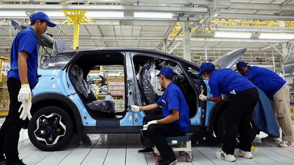 2024-07-04T000000Z-1811360592-RC25O8AD3JM5-RTRMADP-3-GLOBAL-ECONOMY-POLL