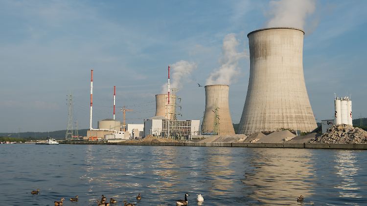 Die drei Kühltürme des belgischen Atomkraftwerks Tihange 3 stehen nah an der deutschen Grenze.