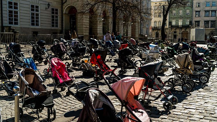 Das von der ukrainischen Regierung organisierte Mahnmal aus leeren Kinderwagen auf Lwiws Marktplatz gibt den Menschen einen Ort zum Trauern. 