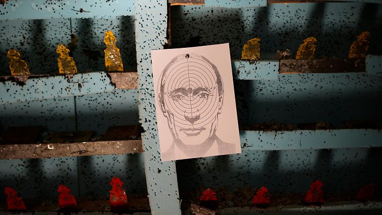 Ein Bild des russischen Präsidenten Wladimir Putin hängt an einem Schießstand in Lwiw.