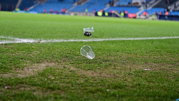 Bierbecherwürfe sind eine massive Unart im Stadion geworden.
