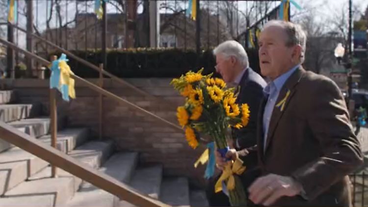 Die ehemaligen US-Präsidenten legten Blumen vor einer ukrainischen Kirche nieder.
