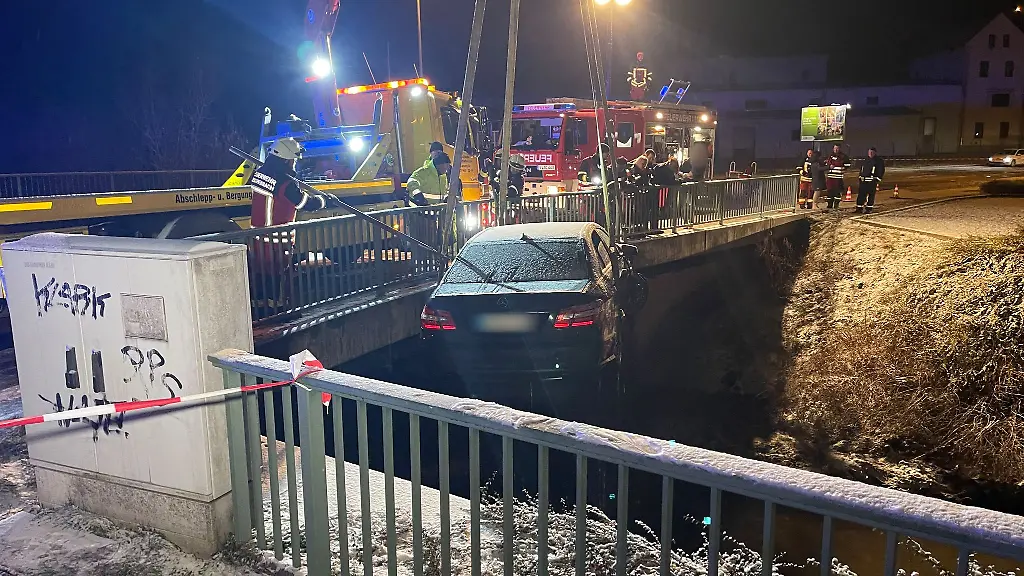 Im-Januar-2024-wird-in-Reichenbach-ein-Auto-aus-der-Goeltzsch-geborgen-Der-Unfall-steht-in-Zusammenhang-mit-einem-Todesfall