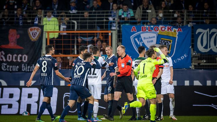 Unschöne Szenen beim Freitagabendspiel in Bochum.