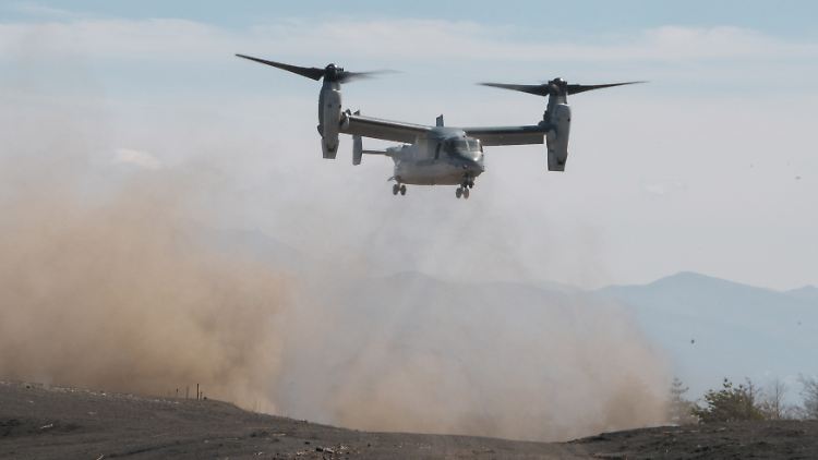 Ein Militärflugzeug des Typs V-22 Osprey bei einer Übung in Japan.
