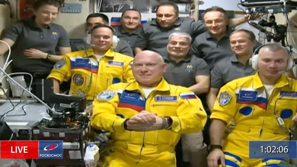 Einfach nur stolze Uni-Absolventen? Die russischen Kosmonauten Sergej Korsakow, Oleg Artemjew und Denis Matwejew.