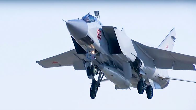 Abgeschossen werden die "Kinschal"-Raketen von Kampfflugzeugen des Typs MiG-31.