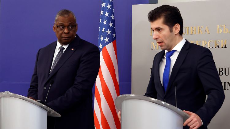 Der erste Besuch eines US-Verteidigungsministers in Bulgarien seit 25 Jahren: Lloyd Austin während einer Pressekonferenz mit dem bulgarischen Premierminister Kiril Petkow.