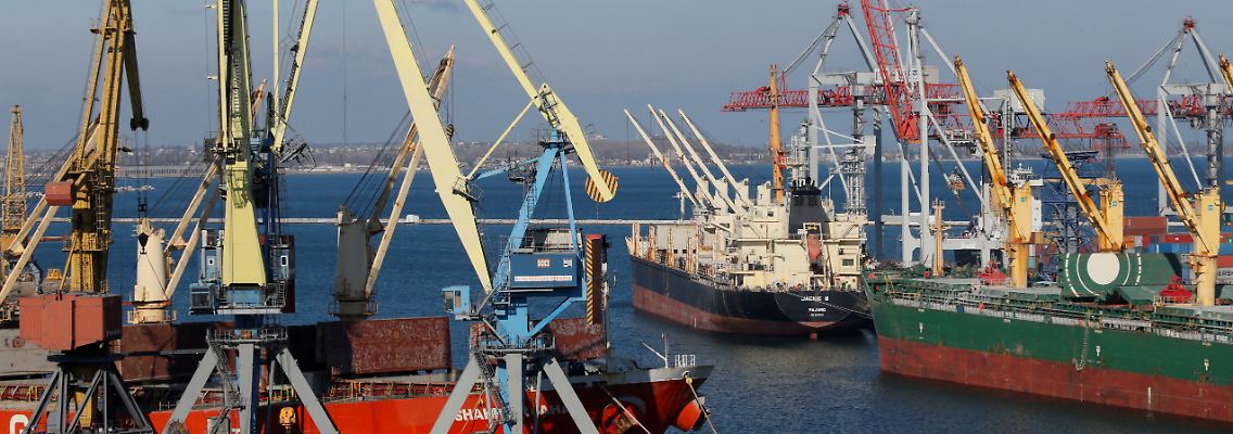 2022-03-18T162304Z_522767567_RC245T9K7LXG_RTRMADP_3_UKRAINE-CRISIS-BANGLADESH-SHIP.JPG