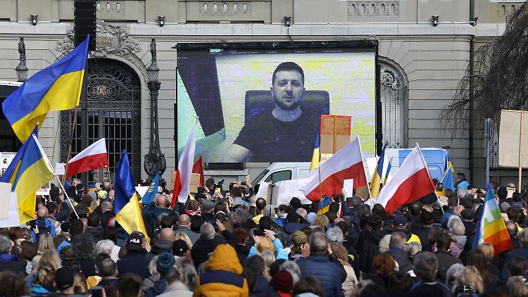 Selenskyj war per Videobotschaft auf den Platz vor dem Schweizer Parlament zugeschaltet.