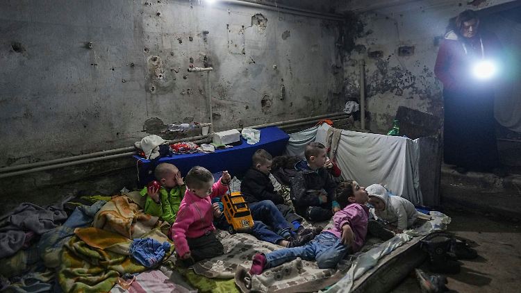 Kinder in einem Luftschutzkeller in Mariupol. 