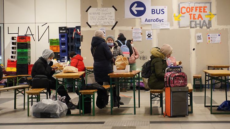 Am Berliner Hauptbahnhof kommen jeden Tag Tausende Menschen an.