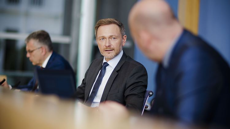 Finanzminister Lindner (M.) will die Ende 2016 gescheiterten Gespräche über ein Freihandelsabkommen mit den USA wider aufnehmen. 