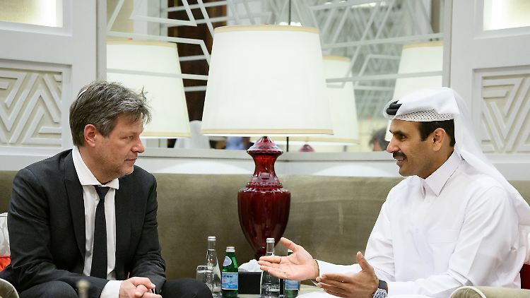 Wirtschaftsminister Robert Habeck und Saad Scharida al-Kaabi, Energieminister von Katar, sprechen über künftige Gas-Lieferungen nach Deutschland.
