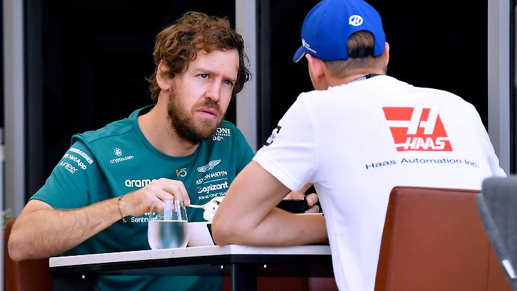 Vettel im Gespräch mit Mick Schumacher am Rande der Testfahrten.
