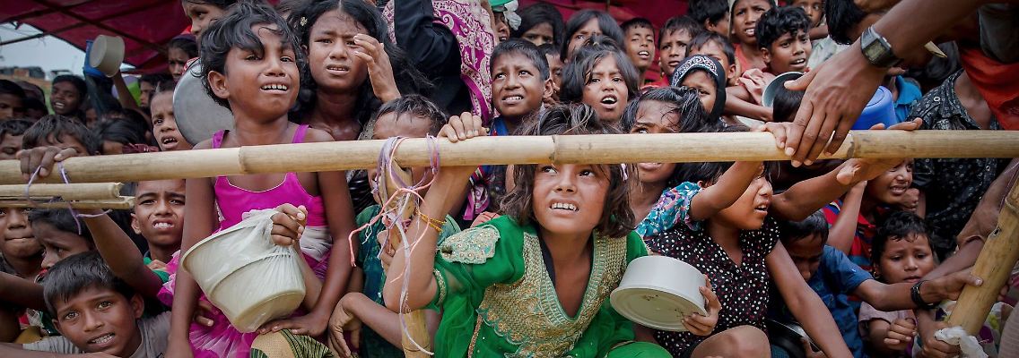 Aus Myanmar vertriebene Kinder der Rohingya warten in einem Flüchtlingslager in Bangladesch auf Nahrungsmittel.