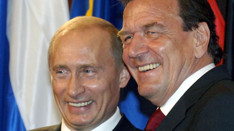 Altkanzler Gerhard Schröder pflegt seit Langem enge Beziehungen zum russischen Präsidenten Wladimir Putin (hier beide 2005).