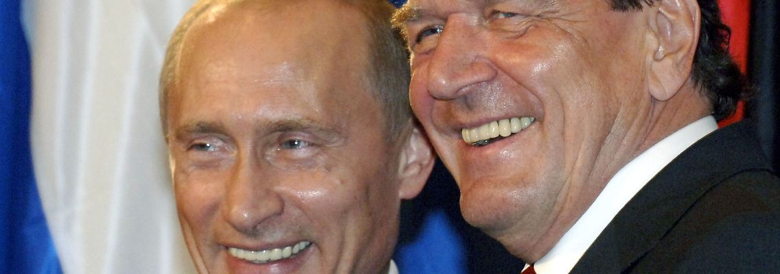 Der damalige Bundeskanzler Gerhard Schröder (SPD, r) im Jahr 2005 mit Russlands Präsident Wladimir Putin.