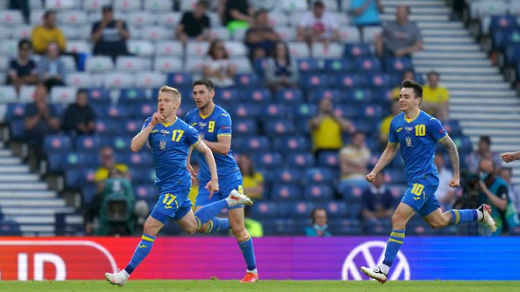 Zinchenko (l.) jubelt bei der EM über seinen Treffer gegen Schweden. An ein Turnier kann er jetzt nicht denken.