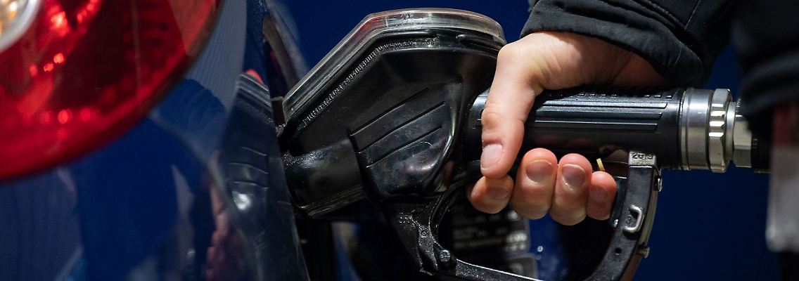 Normalerweise folgen die Spritpreise der Entwicklung der Ölpreise. Durch den Ukraine-Krieg hatten sie sich aber entkoppelt.