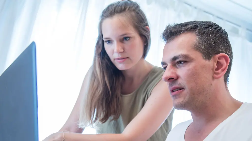 Genau-hinschauen-Ehepaare-die-steuerlich-immer-optimal-fahren-moechten-sollten-Jahr-fuer-Jahr-neu-pruefen-ob-die-Einzel-oder-Zusammenveranlagung-fuer-sie-guenstiger-ist