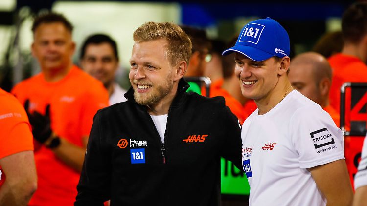 Einer wird gefeiert, der andere heißt Mick Schumacher.