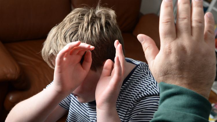 "Wir erlauben keine körperliche Bestrafung von Erwachsenen oder Tieren, daher ist es absurd, dass wir sie so lange bei Kindern genehmigt haben", sagt die Kinderschutzorganisation NSPCC zur neuen Regelung.