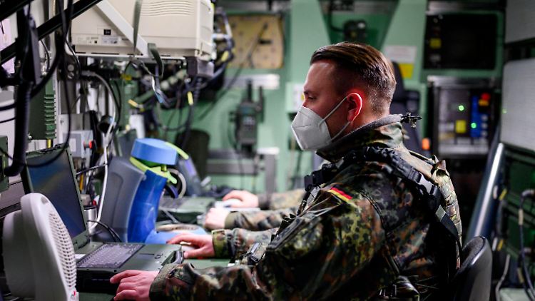 Ein Soldat übt bei einem simulierten Gefecht am Computer für die NATO-Einsatzgruppe in einem Gefechtssimulationszentrum.