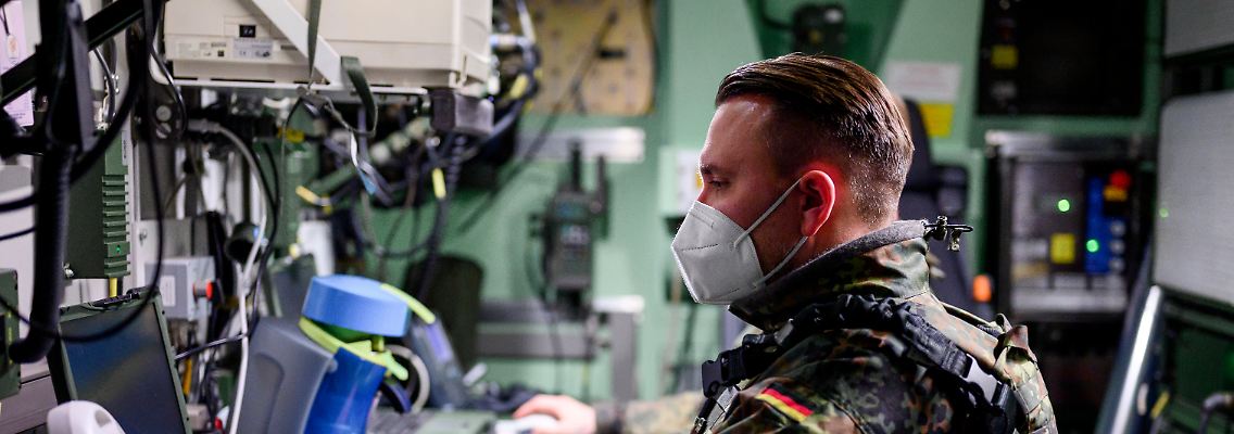 Ein Soldat übt bei einem simulierten Gefecht am Computer für die Nato-Einsatzgruppe in einem Gefechtssimulationszentrum.