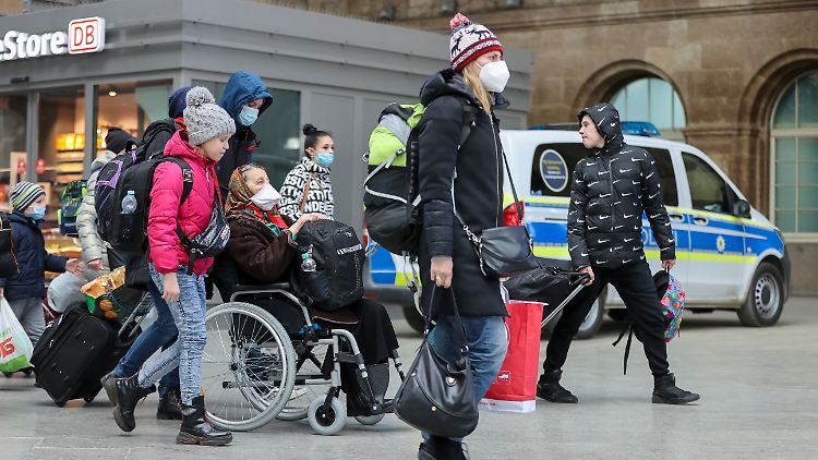 Kriegsflüchtlinge bei ihrer Ankunft in Leipzig. Es werden zunehmend Menschen kommen, "die in Europa niemanden haben", so Baerbock.
