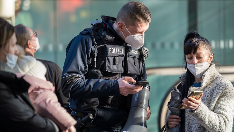 Ohne Smartphones wäre oft keine Verständigung zwischen Ukrainern und Helfern möglich.
