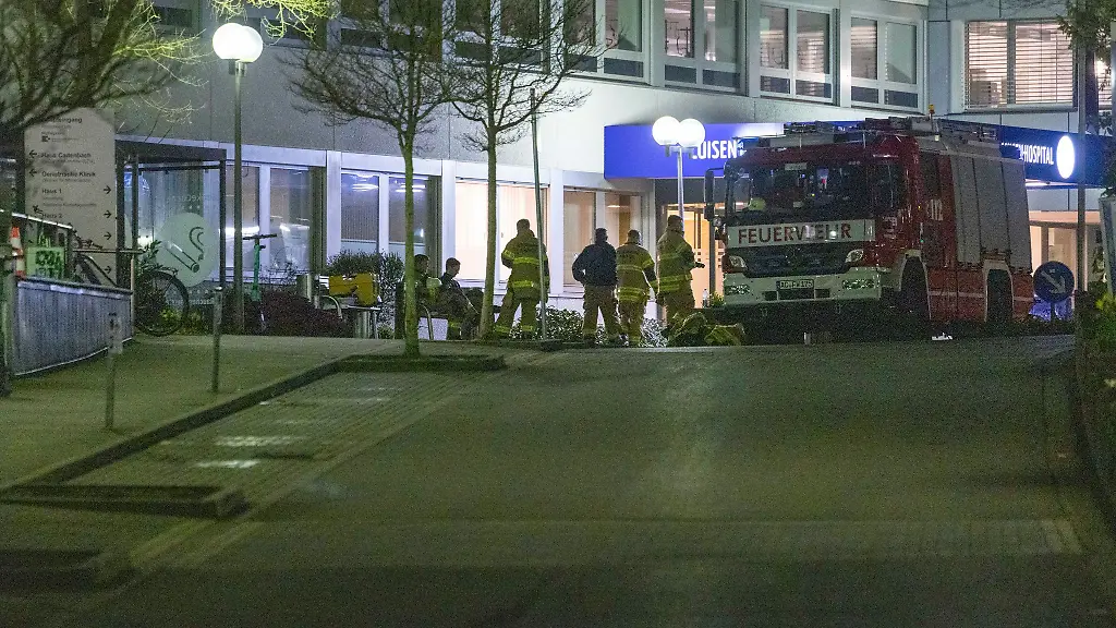 Ein-halbes-Jahr-nach-einer-Bedrohungslage-und-einem-Brand-in-einem-Krankenhaus-kommt-die-mutmassliche-Taeterin-wegen-versuchten-Mordes-in-Aachen-vor-Gericht