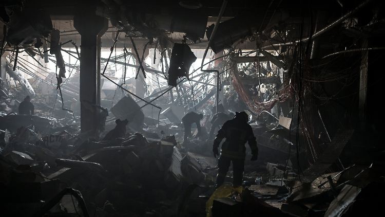 Ukrainische Einsatzkräfte in einem zerstörten Einkaufszentrum in Kiew.