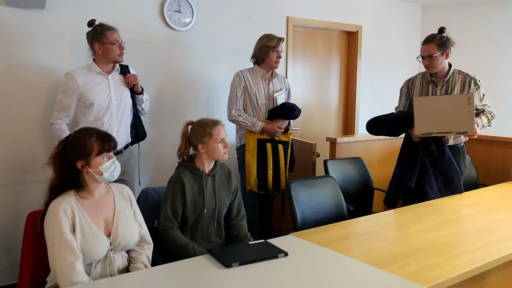 Das-Amtsgericht-Rostock-hat-fuenf-Klimaaktivisten-freigesprochen-die-sich-im-August-2023-in-Rostock-auf-einer-Strasse-festgeklebt-hatten