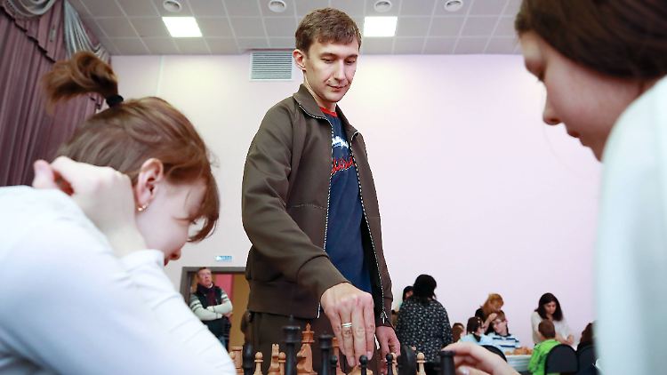 Karjakin wurde in der Ukraine geboren, unterstützt aber den russischen Angriffskrieg.