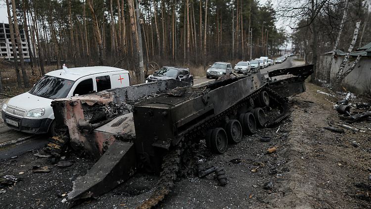 Zerstörter russischer Panzer am Stadtrand von Kiew. Nur wenige Einsätze Russlands seien Nahkämpfe, so das US-Verteidigungsministerium.