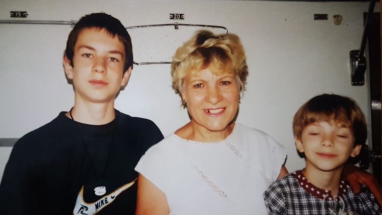 Da war die Welt noch in Ordnung: Mein Bruder, meine Oma und ich (v.l.) vor mehr als 20 Jahren in einem Zug von Charkiw nach Minsk. 