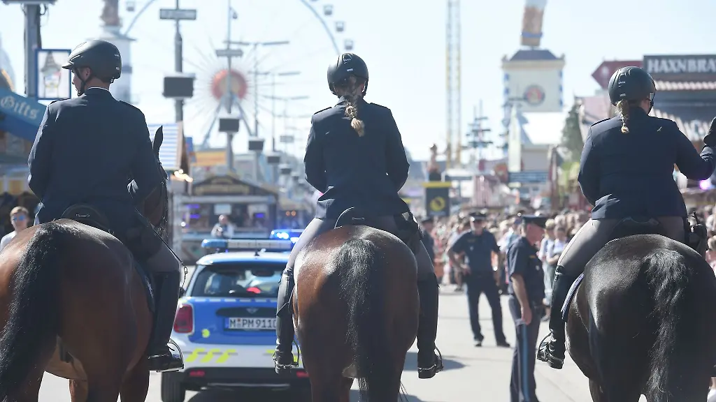 Nach-der-Messerattacke-von-Solingen-werden-die-Sicherheitskonzepte-fuer-Volksfeste-ueberprueft-auch-fuer-das-Muenchner-Oktoberfest-das-am-21-September-startet