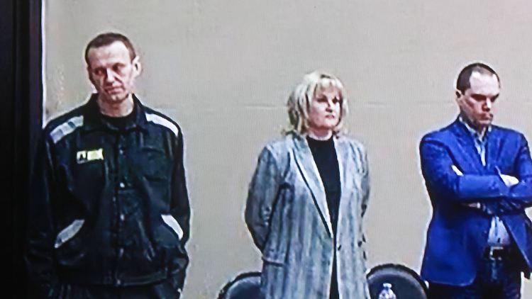 Nawalny (links) mit seinen Anwälten. Das Verfahren fand in einem Straflager in Pokrow rund 100 Kilometer östlich von Moskau statt.
