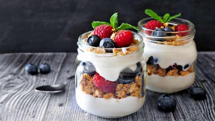 Quark, Früchte und Müsli: So schnell zaubert man einen proteinreichen Nachtisch.