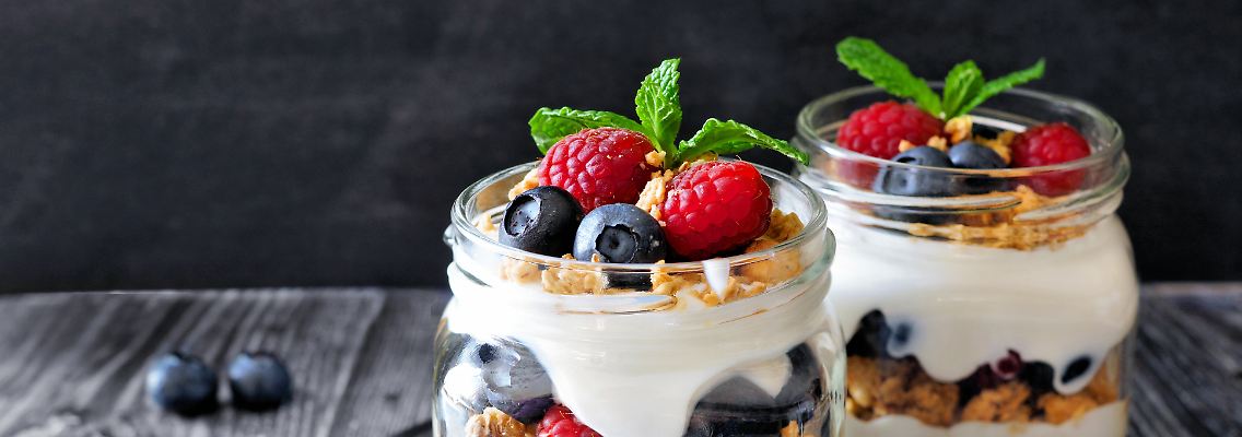 Quark, Früchte und Müsli: So schnell zaubert man einen proteinreichen Nachtisch.