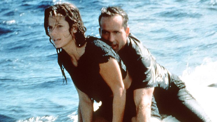 Ihren Auftritt in "Speed 2" bereut Sandra Bullock (hier mit Filmpartner Jason Patric) bis heute.