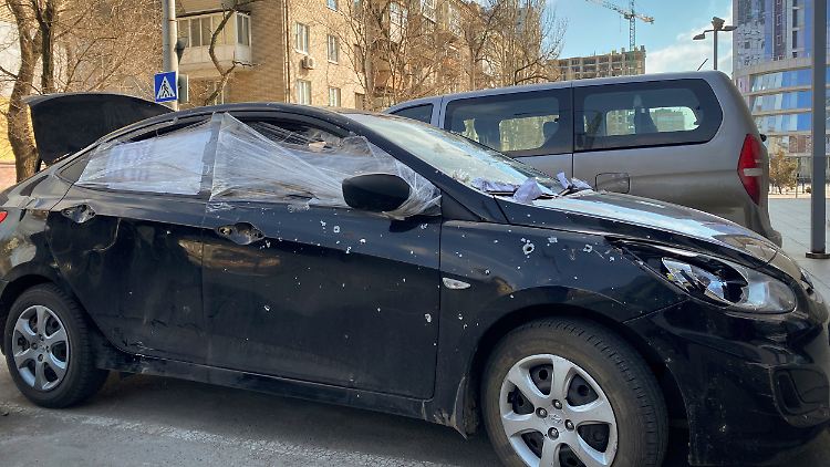Mit diesem Auto verließen die beiden Reporter die Stadt.